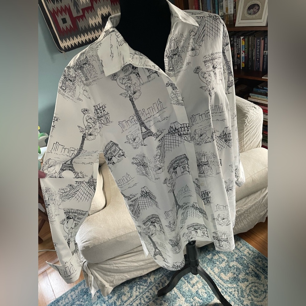 Chico’s Eiffel Tower/Paris print no-iron tunic length blouse. Sz 14. Like new!